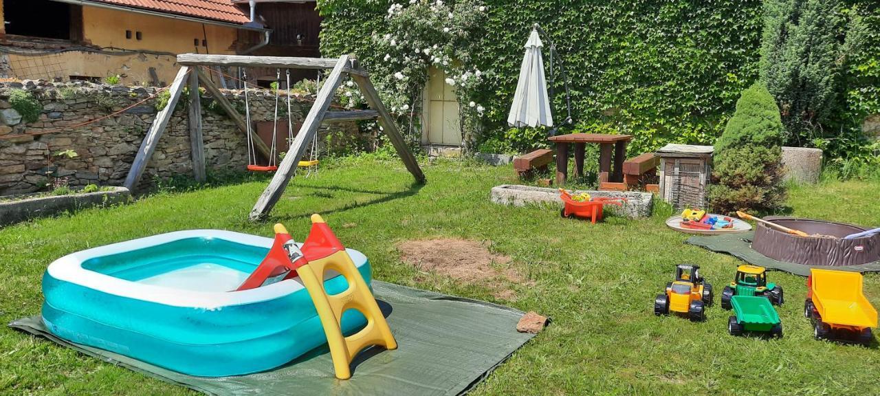 Landhaus Podkrovi V Jihoceskem Statku Nemejice