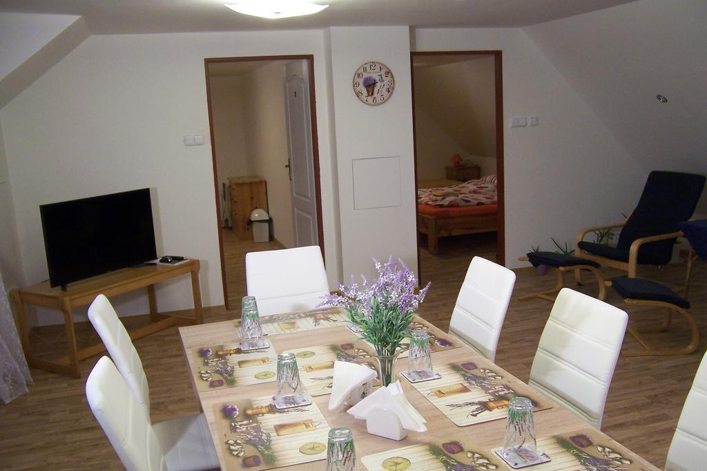 Landhaus Podkrovi V Jihoceskem Statku Nemejice